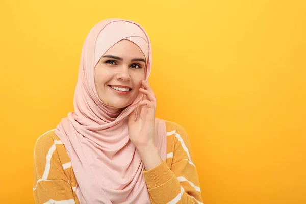 Portret Van Moslimvrouw Hijab Oranje Achtergrond Ruimte Voor Tekst — Stockfoto
