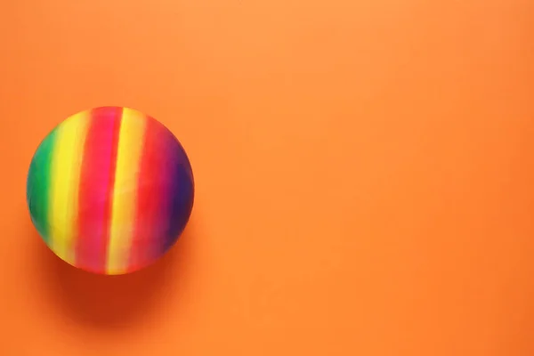 Новый Яркий Детский Мяч Оранжевом Фоне Вид Сверху Пространство Текста — стоковое фото