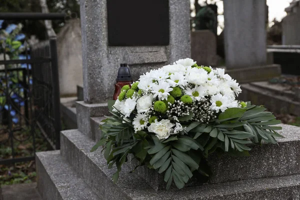 Στεφάνι Κηδείας Από Λουλούδια Γρανιτένια Ταφόπλακα Στο Νεκροταφείο — Φωτογραφία Αρχείου