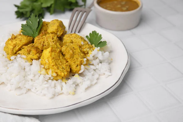 Köstlicher Reis Und Hühnchen Mit Currysoße Auf Weißem Kacheltisch Nahaufnahme — Stockfoto