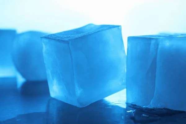Cubos Gelo Cristalinos Sobre Fundo Azul Claro Close Efeito Tom — Fotografia de Stock