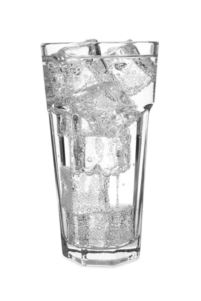 Стакан Освежающей Содовой Кубиками Льда Изолированными Белом — стоковое фото
