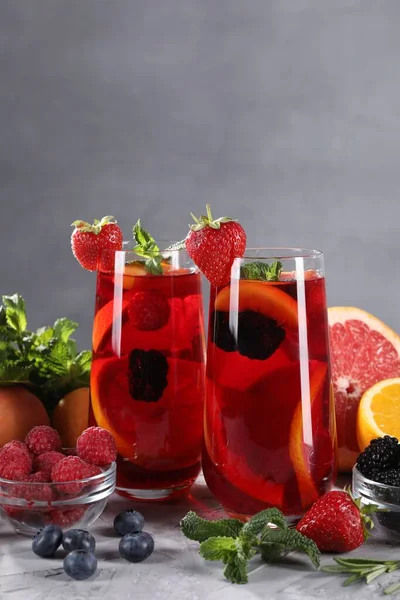 Köstliche Erfrischende Sangria Mit Frischen Früchten Und Beeren Auf Hellgrauem — Stockfoto