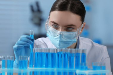 Bilim adamı holding tüp ile örnek laboratuvar