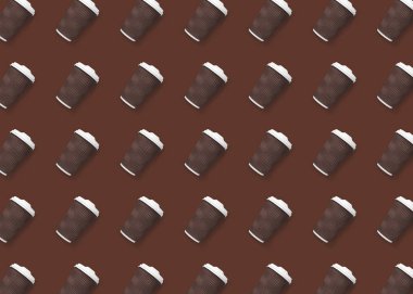 İçmek için. Kahverengi arka planda kağıt kahve fincanı ile desen tasarımı