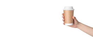 İçmek için. Beyaz arka planda kağıt kahve fincanı tutan kadın. Pankart tasarımı