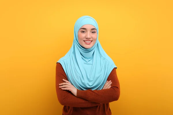 Porträt Einer Muslimin Hijab Auf Orangefarbenem Hintergrund — Stockfoto