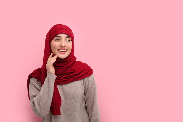 Портрет Мусульманки Хиджабе Розовом Фоне Пространство Текста — стоковое фото
