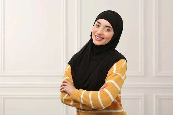 Porträt Einer Muslimin Hijab Drinnen Raum Für Text — Stockfoto