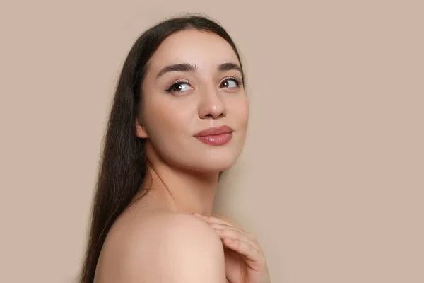 Portrait Beautiful Young Woman Elegant Makeup Dark Beige Background Space — Stock Photo, Image