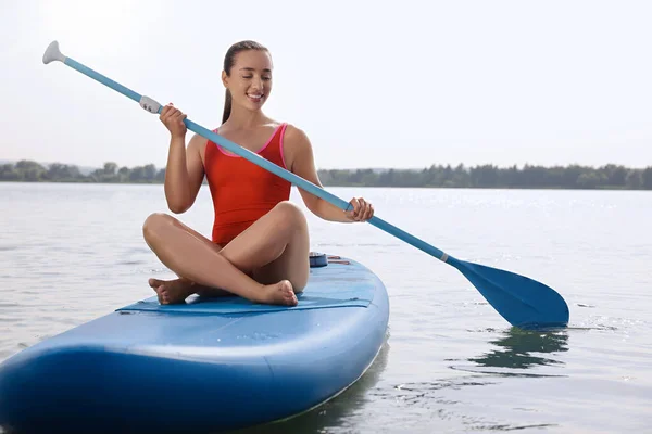 Mujer Paddle Boarding Sup Board Mar Espacio Para Texto —  Fotos de Stock