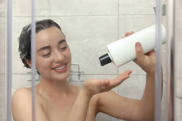 Glückliche Frau Beim Haarewaschen Mit Shampoo Der Duschkabine Blick Durch — Stockfoto