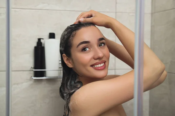 Belle Femme Heureuse Laver Les Cheveux Avec Shampooing Dans Douche — Photo