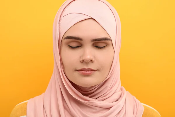 Портрет Мусульманки Хіджабі Помаранчевому Тлі — стокове фото