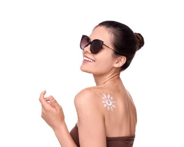 Vacker Ung Kvinna Solglasögon Med Solskydd Grädde Ryggen Mot Vit — Stockfoto