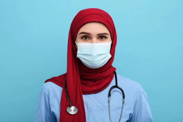Muslimská Žena Nosí Hidžáb Lékařské Uniformy Ochranné Masky Světle Modrém — Stock fotografie