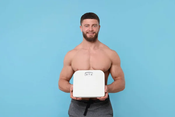 Gelukkig Atletische Man Met Schubben Lichtblauwe Achtergrond Gewichtsverlies Concept — Stockfoto