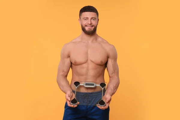 Portret Van Een Vrolijke Atletische Man Met Schubben Oranje Achtergrond — Stockfoto
