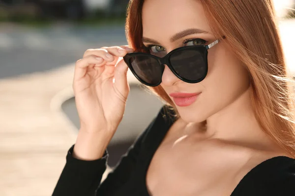 Mulher Bonita Óculos Sol Livre Espaço Para Texto — Fotografia de Stock