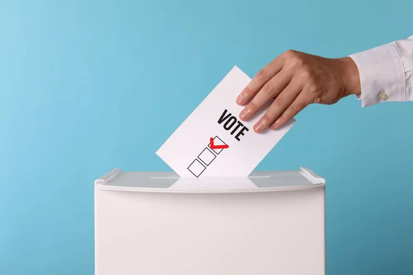 Άνθρωπος Βάζοντας Χαρτί Λέξη Ψηφίστε Και Σημειώστε Στην Κάλπη Ανοιχτό — Φωτογραφία Αρχείου