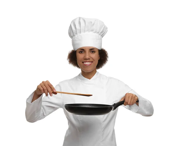 Chef Feminino Feliz Uniforme Segurando Frigideira Espátula Fundo Branco — Fotografia de Stock