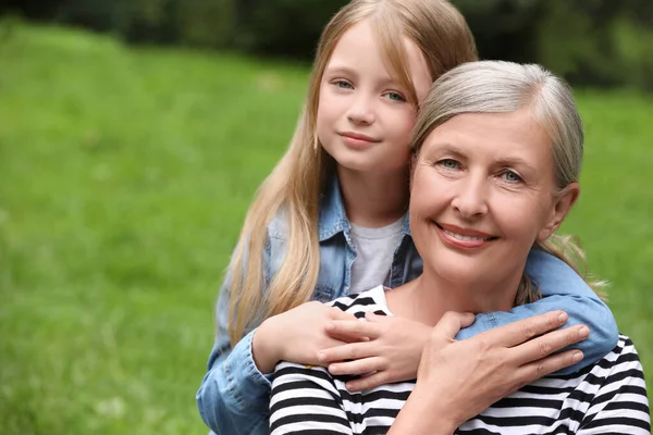 Boldog Nagymama Portréja Amint Unokáját Ölelgeti Szabadban Hely Szövegnek — Stock Fotó