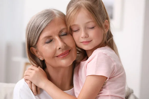 Boldog Nagymama Öleli Unokáját Otthon — Stock Fotó
