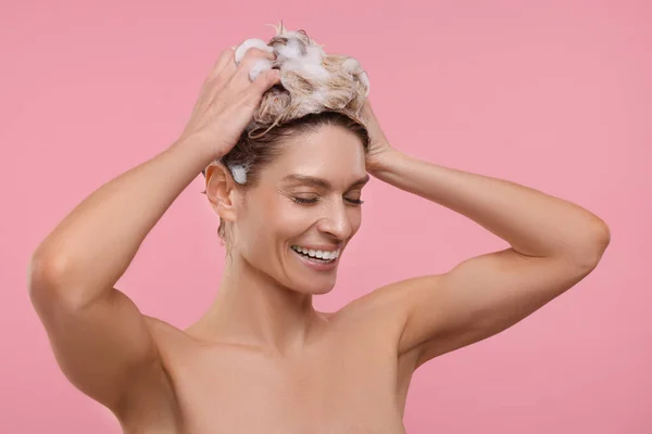 Hermosa Mujer Feliz Lavando Cabello Sobre Fondo Rosa —  Fotos de Stock