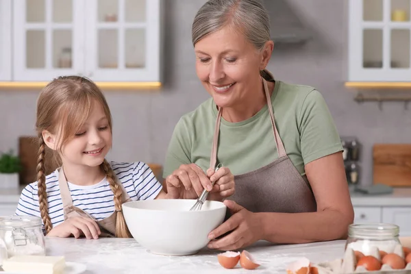 Ευτυχισμένη Γιαγιά Την Εγγονή Της Μαγειρεύουν Μαζί Στην Κουζίνα — Φωτογραφία Αρχείου