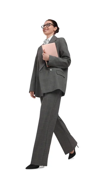 Krásná Podnikatelka Obleku Tabletem Chůze Bílém Pozadí — Stock fotografie