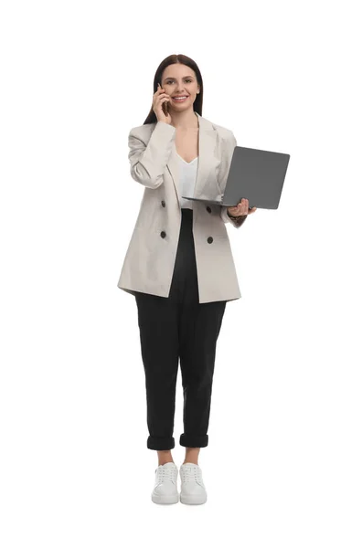Krásná Podnikatelka Obleku Notebookem Mluvit Smartphone Proti Bílému Pozadí — Stock fotografie