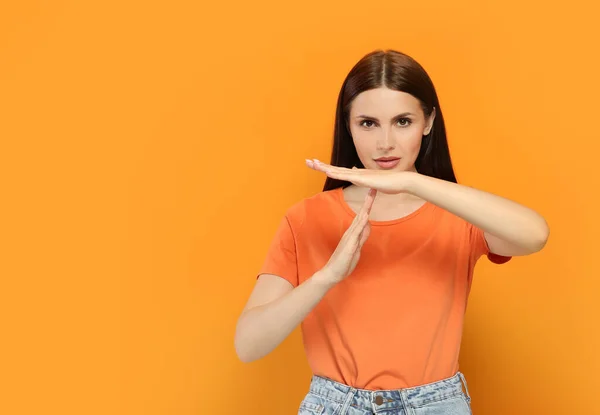 Donna Che Mostra Gesto Time Out Sfondo Arancione Spazio Testo — Foto Stock