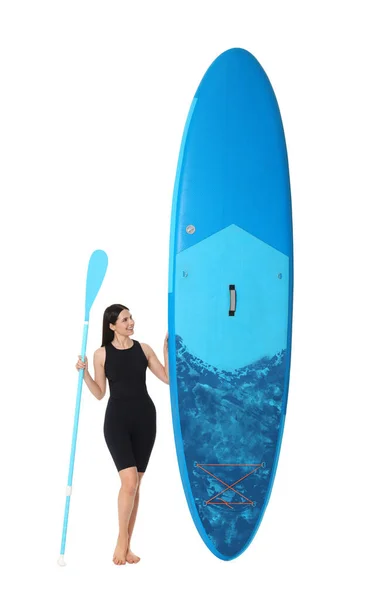 幸せな女性とともに青Supボードとパドル上の白い背景 — ストック写真