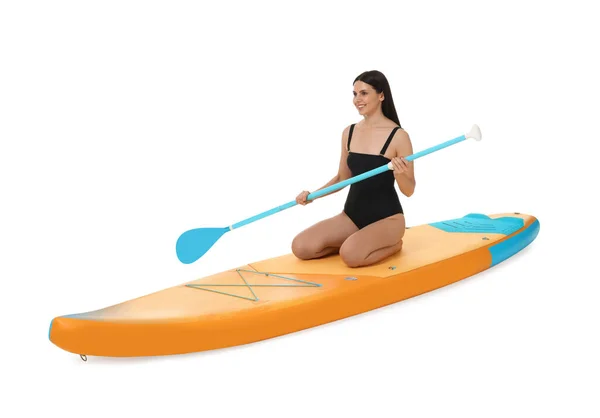 白底橙色Sup板上有桨的快乐女人 — 图库照片