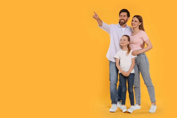 Lycklig Familj Orange Bakgrund Utrymme För Text — Stockfoto
