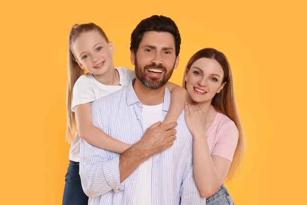 Πορτρέτο Της Ευτυχισμένης Οικογένειας Πορτοκαλί Φόντο — Φωτογραφία Αρχείου