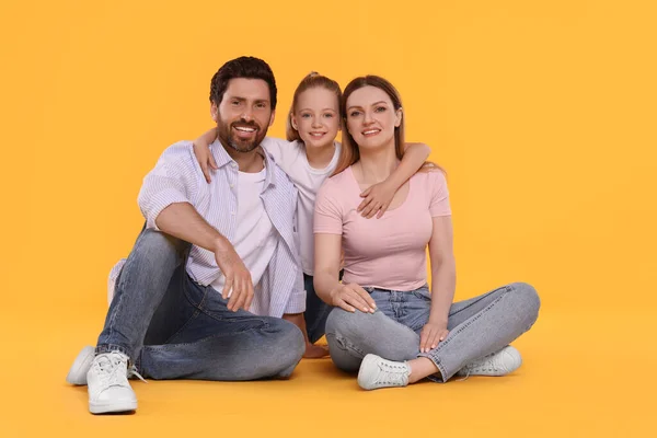 Retrato Familia Feliz Sobre Fondo Naranja — Foto de Stock