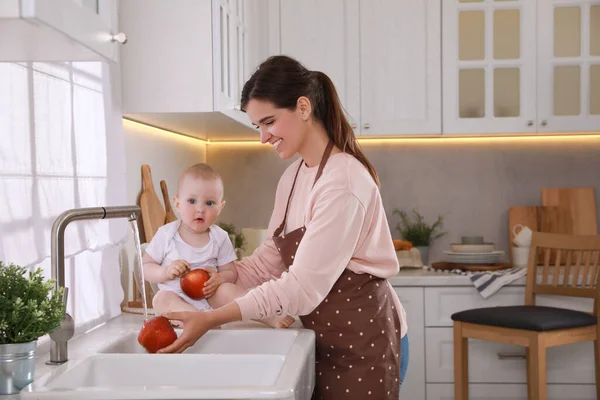 Anne Küçük Tatlı Bebeği Mutfakta Vakit Geçiriyorlar Mesaj Atmak Için — Stok fotoğraf