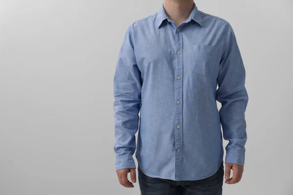 Homem Vestindo Camisa Azul Claro Fundo Branco Close — Fotografia de Stock