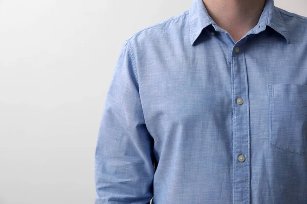 Mann Trägt Hellblaues Hemd Auf Weißem Hintergrund Nahaufnahme — Stockfoto