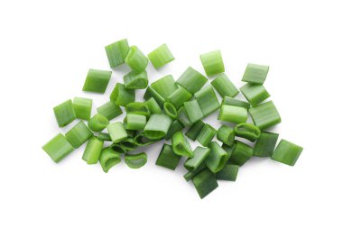 Taze yeşil soğan yığını beyaza izole edilmiş, üst manzara