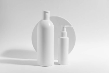 Beyaz arka planda kozmetik ürünleri olan şişeler