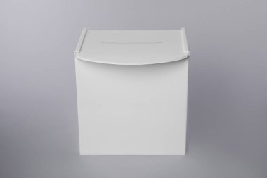 Açık gri arka planda bir oy sandığı. Seçim zamanı.