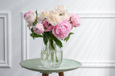 Masada cam vazodaki güzel şakayıklar