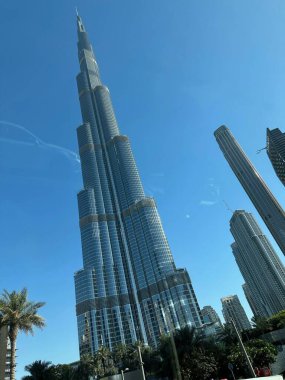 Dubai, Birleşik Arap Emirlikleri - 2 Mayıs 2023: Mavi gökyüzü altındaki Burj Halife 'nin güzel manzarası