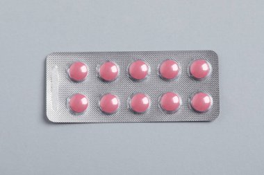 Gri arka planda pembe haplar, üst manzara.