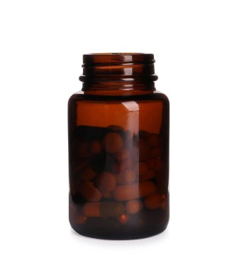 Plastik ilaç şişesi ve beyaza izole edilmiş haplar.