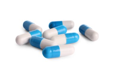 Beyaza izole edilmiş bir sürü hap. Tıbbi tedavi