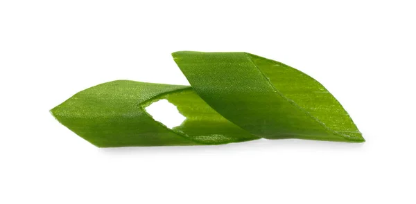 Pedaços Cebola Verde Fresca Isolados Branco — Fotografia de Stock