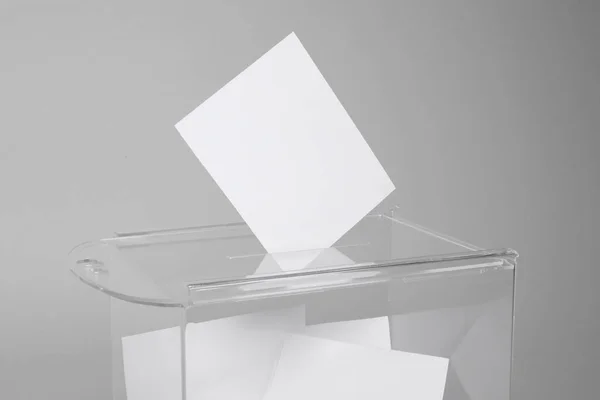 Stembus Met Stemmen Lichtgrijze Achtergrond Verkiezingstijd — Stockfoto